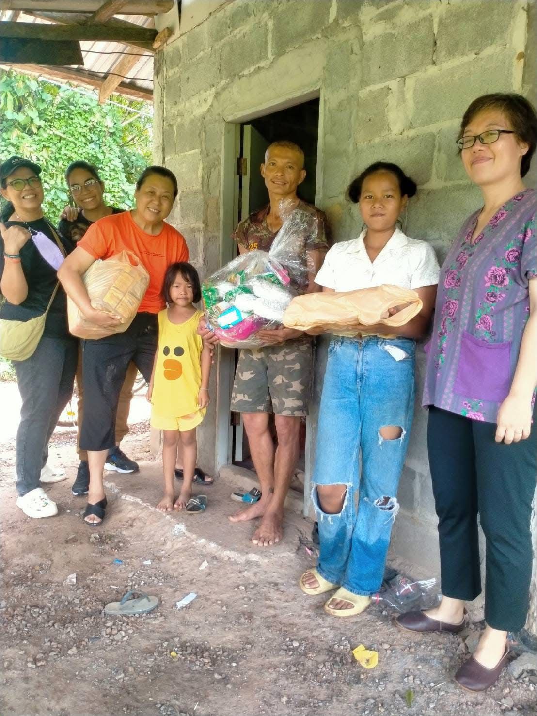 Entrega de cestas a uma família na Tailândia