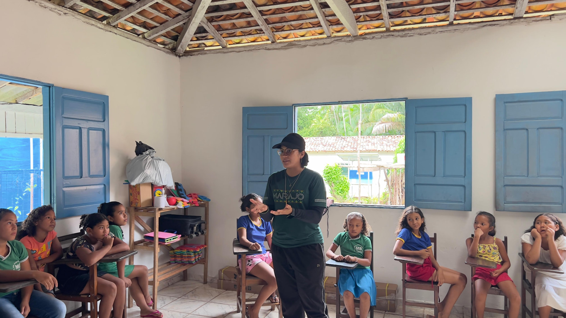Letícia ensinando crianças em uma escola no Marajó